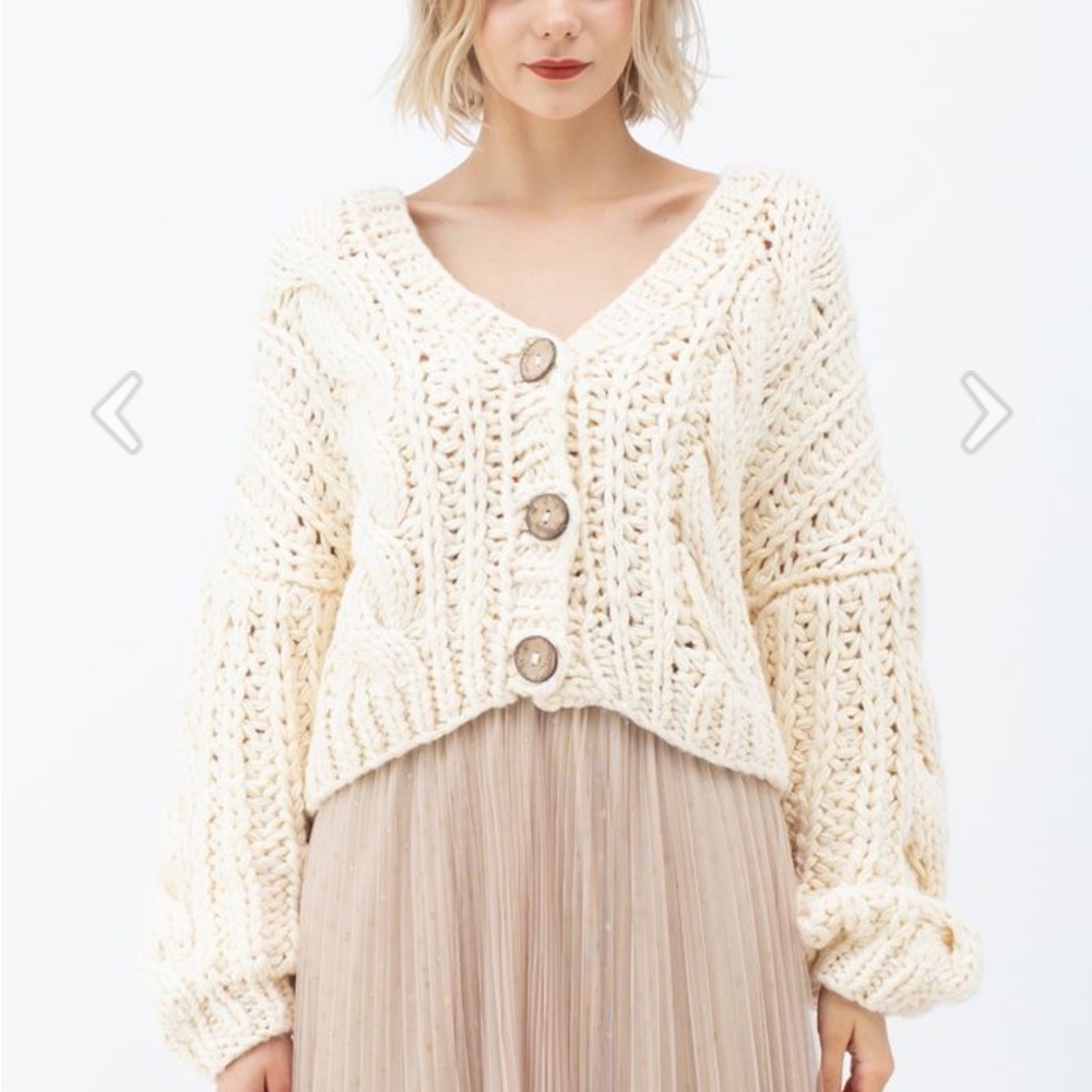 V-NECK CROP HAND-KNIT CHUNKY CARDIGAN IN CREAM